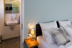 Bett und Badezimmer