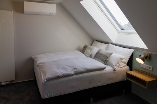 Doppelbett im Einzelzimmer